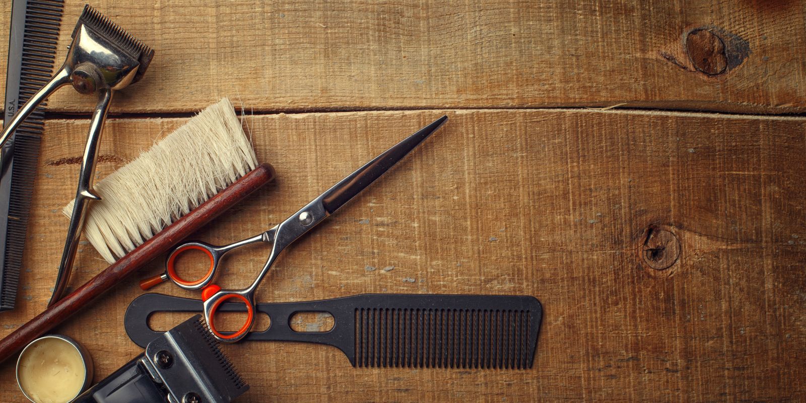 Produkty do stylizacji i pielęgnacji włosów na ladzie w męskim barbershopie
