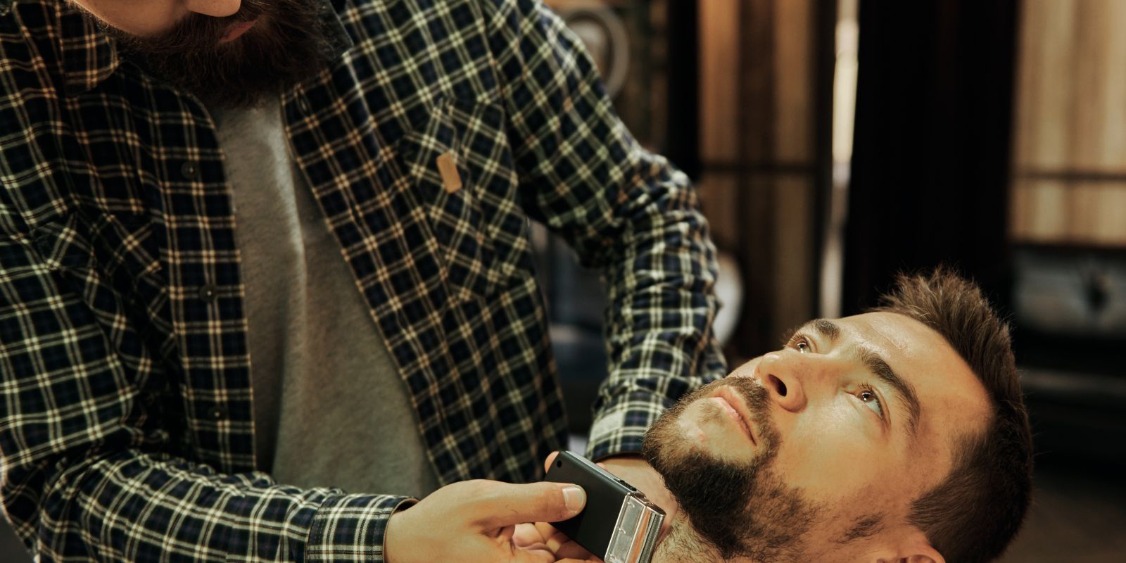 Regulacja i przycinanie brody brzytwą w Gentlemen Barber Shop Bochnia